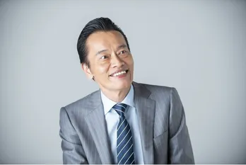 遠藤憲一「え?何事?!」な“白塗りメーク”×スーツ姿にファン衝撃「今夜夢に出てきそう」