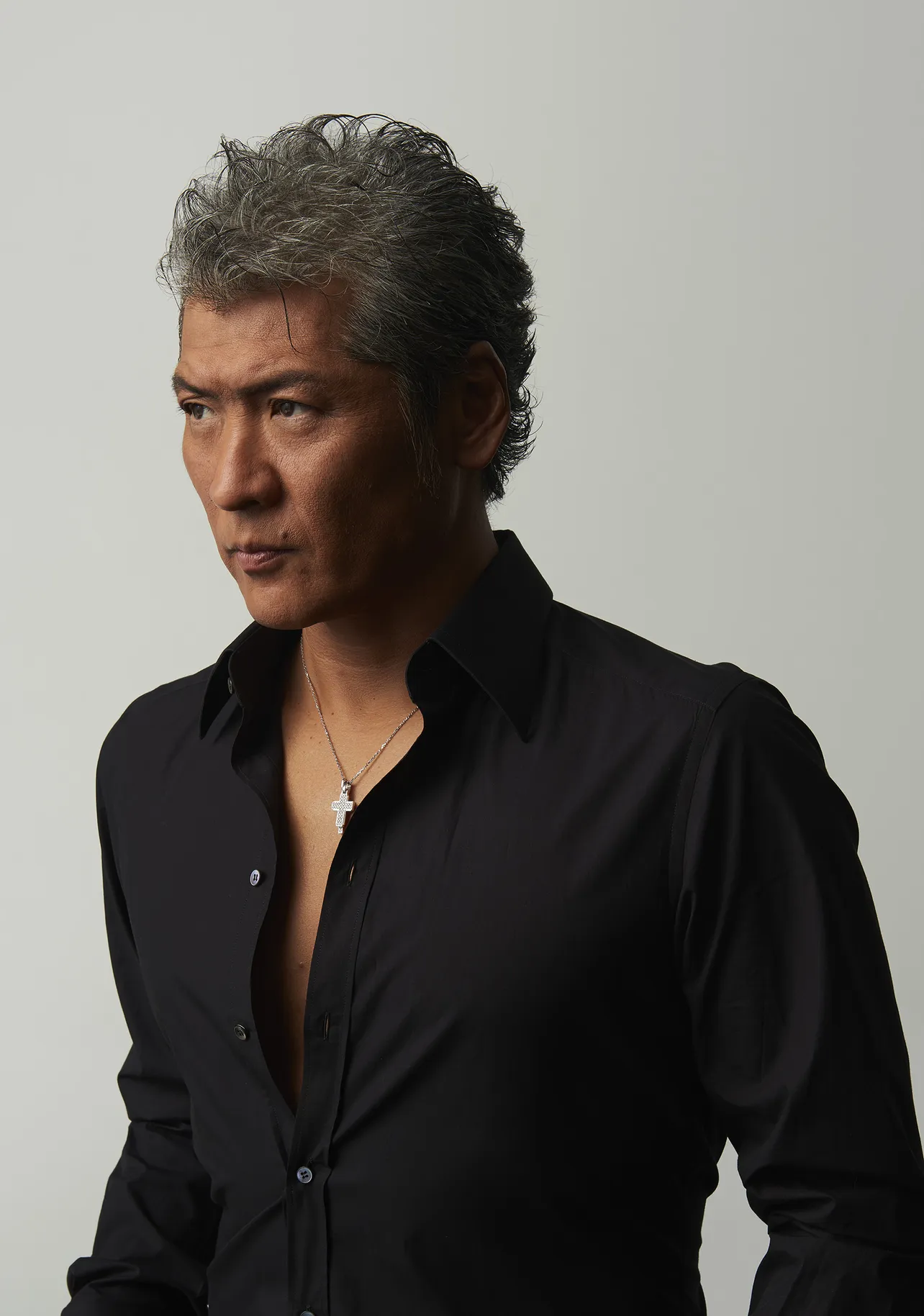 今年デビュー35周年の吉川晃司が、ライブ映像作品2タイトルを来年1月29