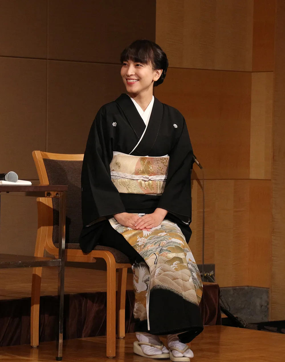 【写真を見る】小林麻耶から「あすなろ白書が好きだった。共演がうれしい」と言われ、鈴木杏樹は笑顔を見せる