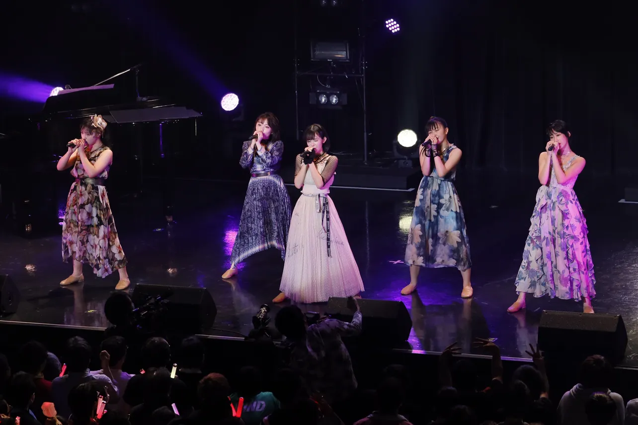 女性らしい衣装で歌い上げる、雨ノ森川海の5人