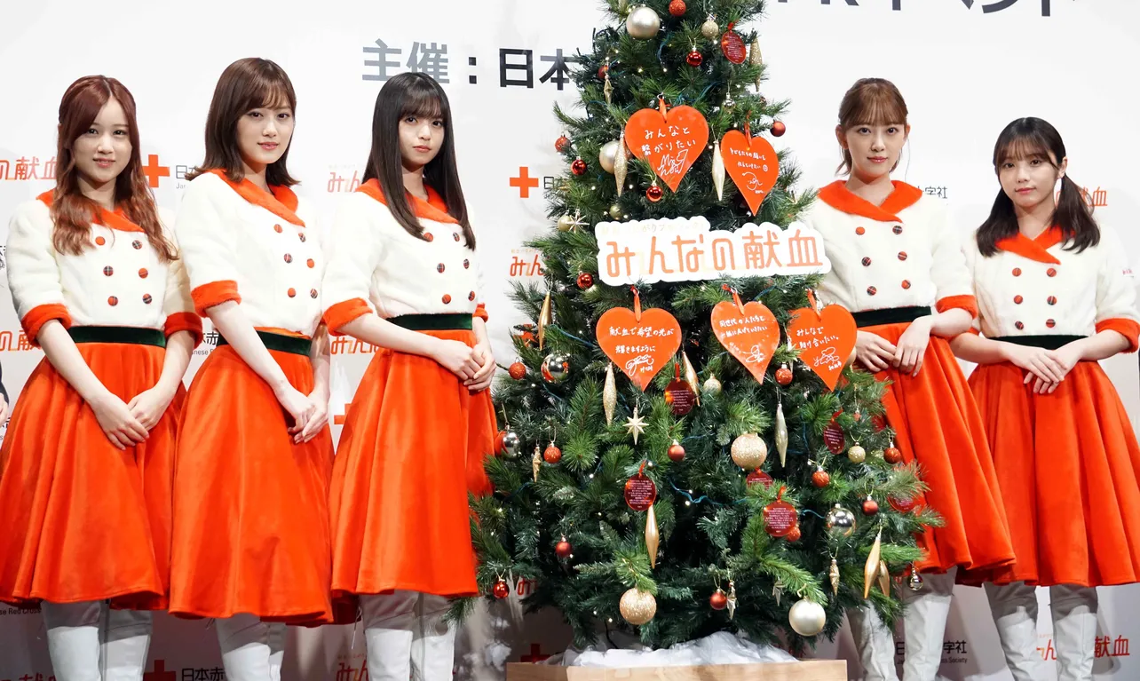 【写真を見る】齋藤飛鳥ら乃木坂46“エース級”メンバーがクリスマスツリーとパシャリ