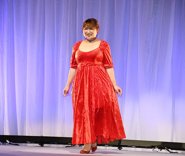 【写真を見る】今田耕司も「きれいになって…」と感嘆　りんごちゃんのドレス姿