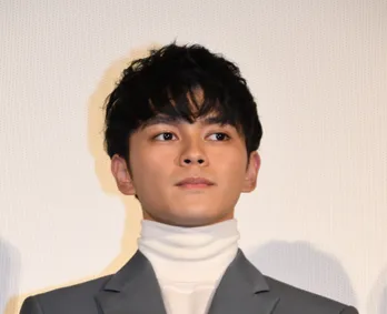 眞栄田郷敦「壁ドンとか顎クイみたいに…」片寄涼太の“鼻かじキス”ブーム化に期待