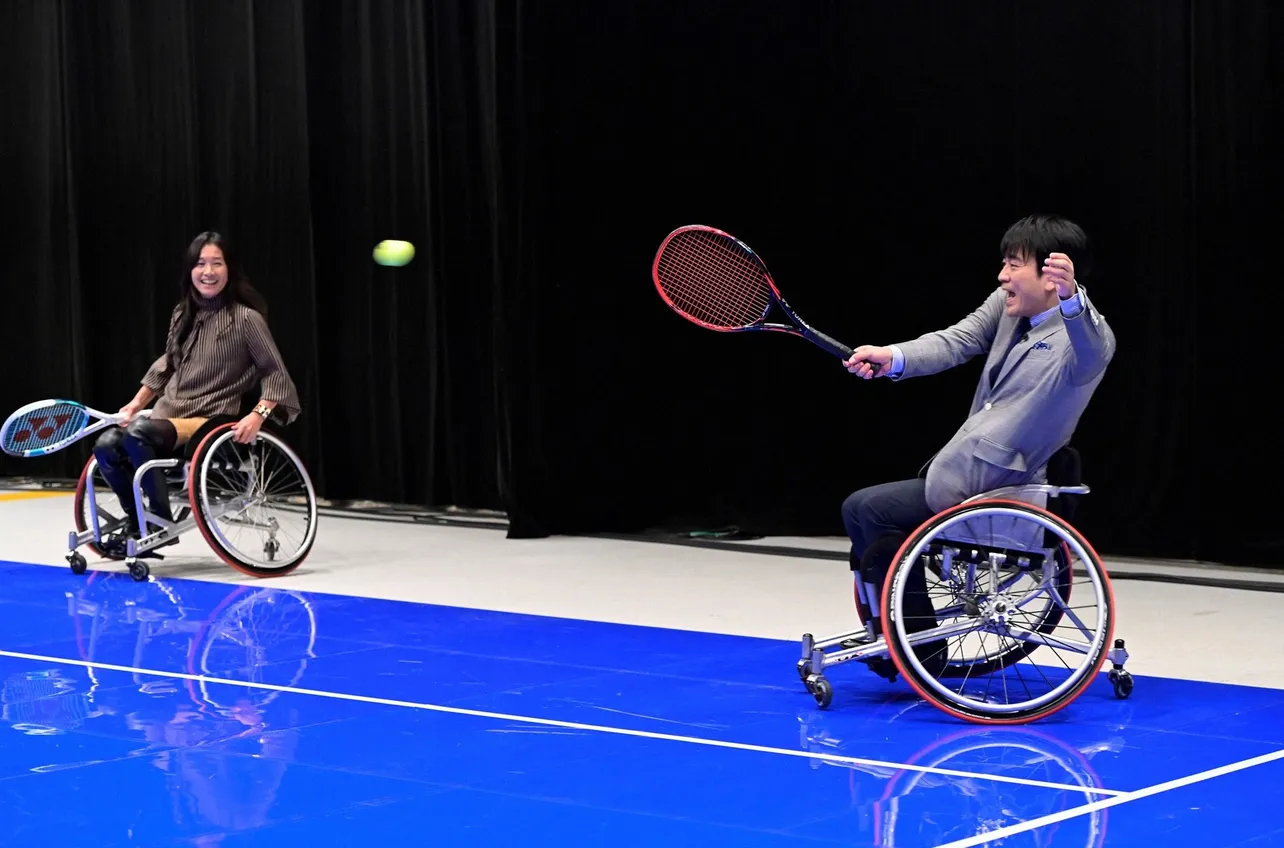 【写真を見る】安住紳一郎アナと伊達公子が車いすテニスに挑戦