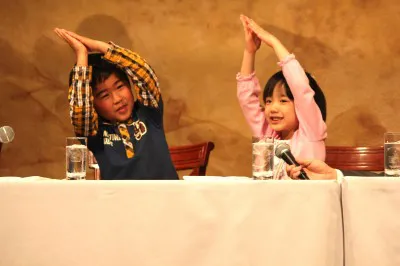 【写真】主題歌「マル・マル・モリ・モリ！」を踊る芦田愛菜と鈴木福