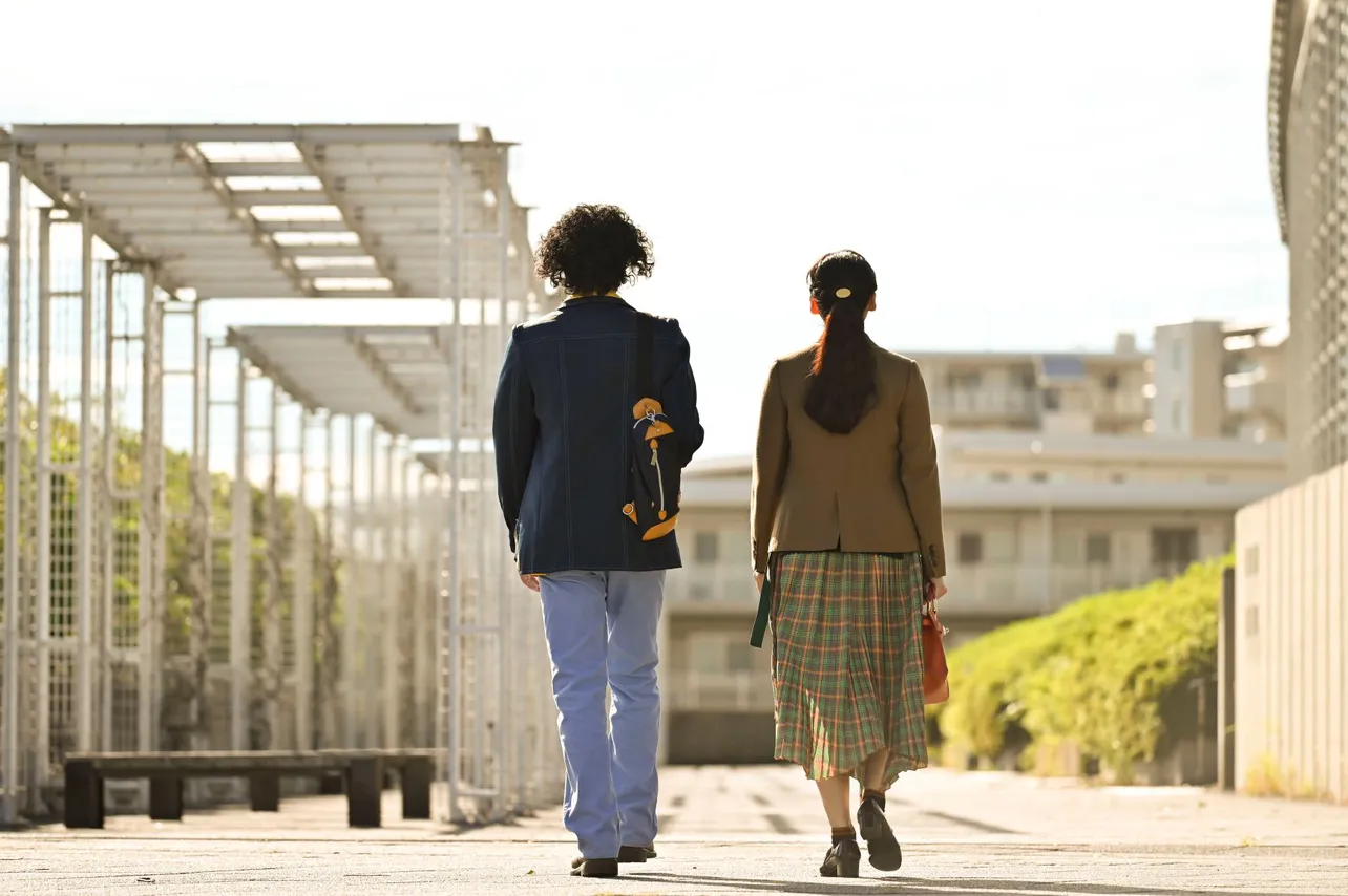 【写真を見る】霧山(オダギリジョー)＆三日月(麻生久美子)、いい雰囲気で歩いているが…