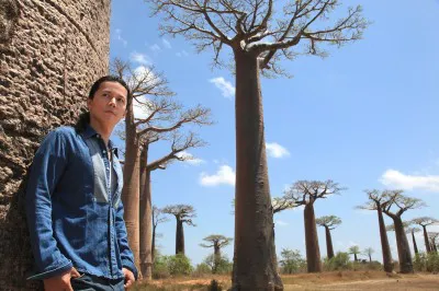 【写真】第1回放送（'11年1月）ではマダガスカルのバオバブの巨樹を訪れた福山