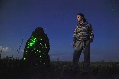 福山は夜になると発光現象が始まるアリ塚に興味を示した（第2回'11年2月放送）