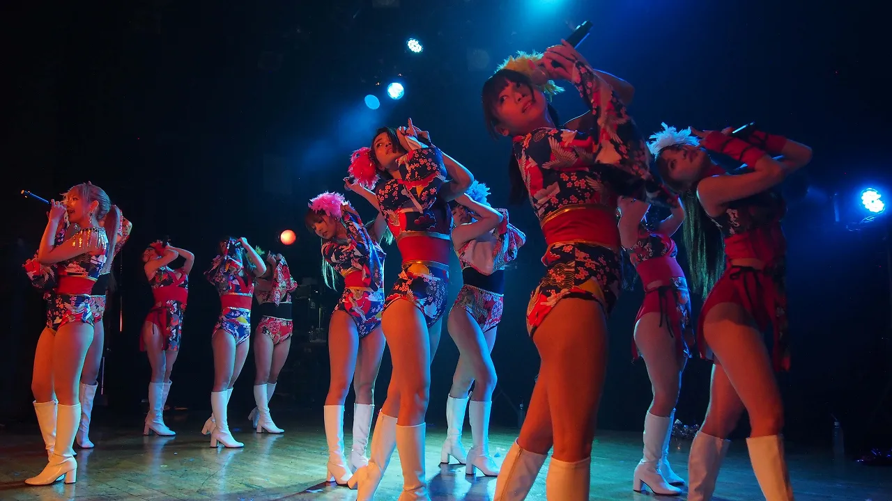 【写真を見る】第2世代・恵比寿マスカッツはセクシーな衣装で激しいダンスもこなす