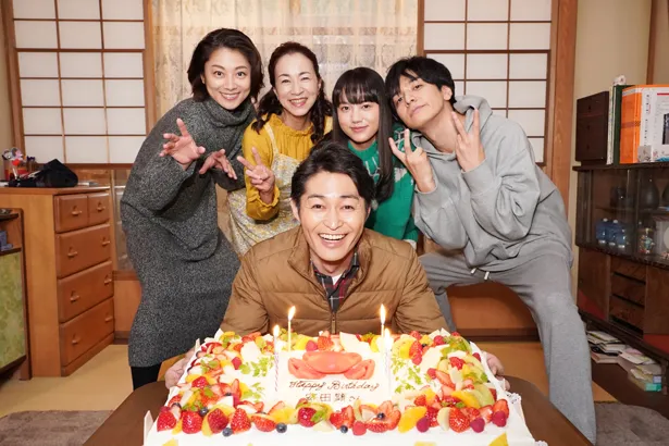 安田顕の誕生日を生田斗真ら家族が“蟹”ケーキで祝福！＜俺の話は長い