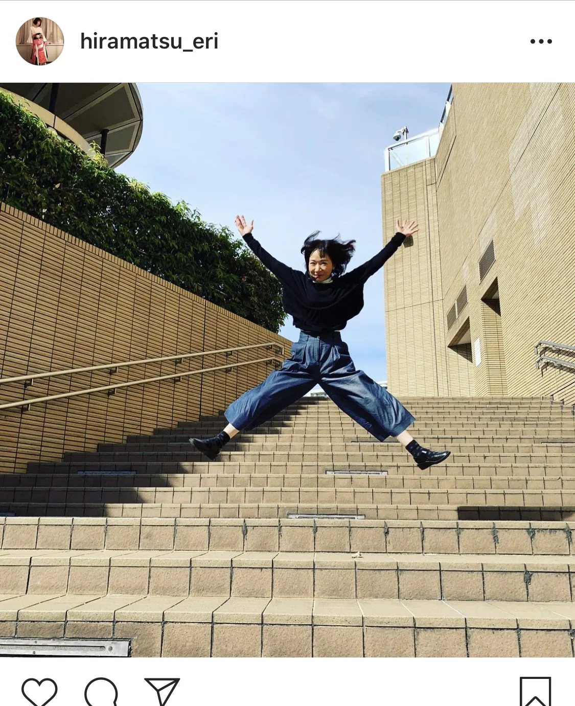 【写真を見る】SNSではジャンプして写りがちという平松愛理　山里亮太も絶賛の跳躍力！