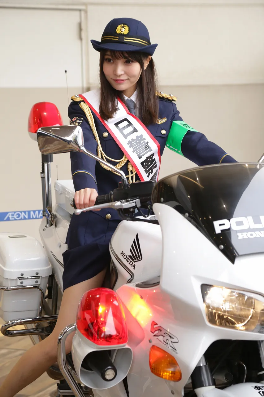【写真を見る】似鳥沙也加、“一日警察署長”の姿でバイクにまたがり美脚がチラリ…(写真25枚)
