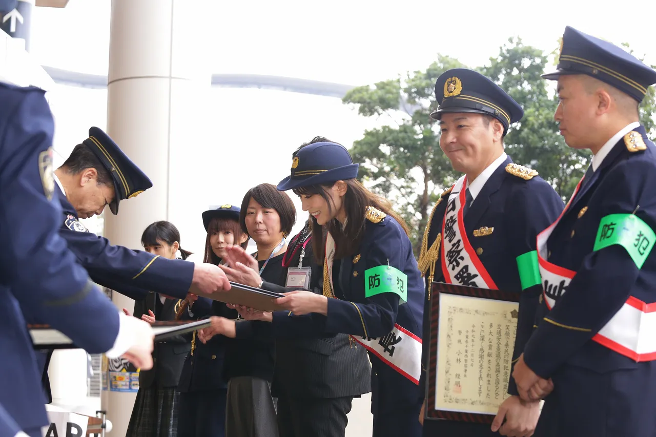 一日警察署長に就任したチョコレートプラネットと似鳥沙也加