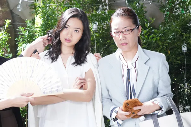 北原里英(左)は元アイドルの清純派女優・リンカ、阿南敦子(右)はそのマネジャー・庄司智子を演じる