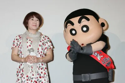 初日舞台あいさつに登壇した主人公しんのすけを演じる矢島晶子（写真左）