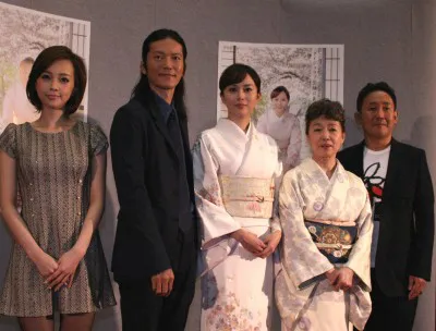 「どんど晴れ　スペシャル」の出演者たち（左から）ICONIQ、田辺誠一、比嘉愛未、宮本信子、林家正蔵