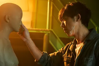 高橋一生の職人姿が解禁!プロも驚く徹底した役作り<ロマンスドール>