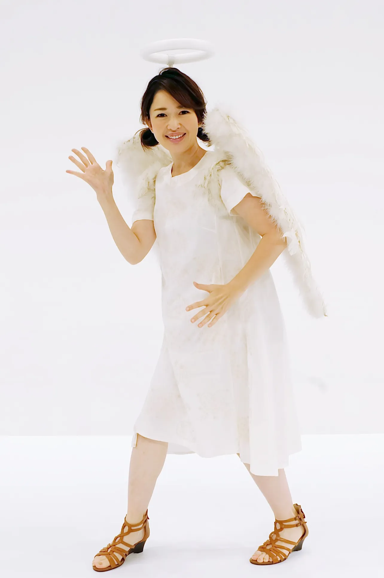 【写真を見る】ゴッドタンの天使の衣装で踊る松丸友紀アナウンサー