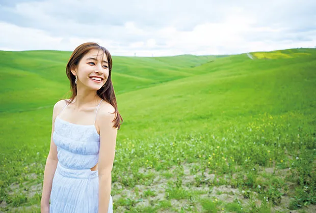 【写真を見る】まるで女神…！ 笑顔とデコルテがまぶしい白ワンピースの新カット