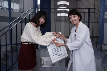 「科捜研の女」20周年で沢口靖子がファンに“金のルーペ”を贈呈!『これからも応援してくださいね』