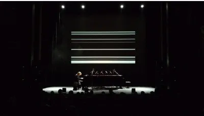 坂本龍一のヨーロッパ6カ国27公演を回るピアノソロツアーのコンサート風景