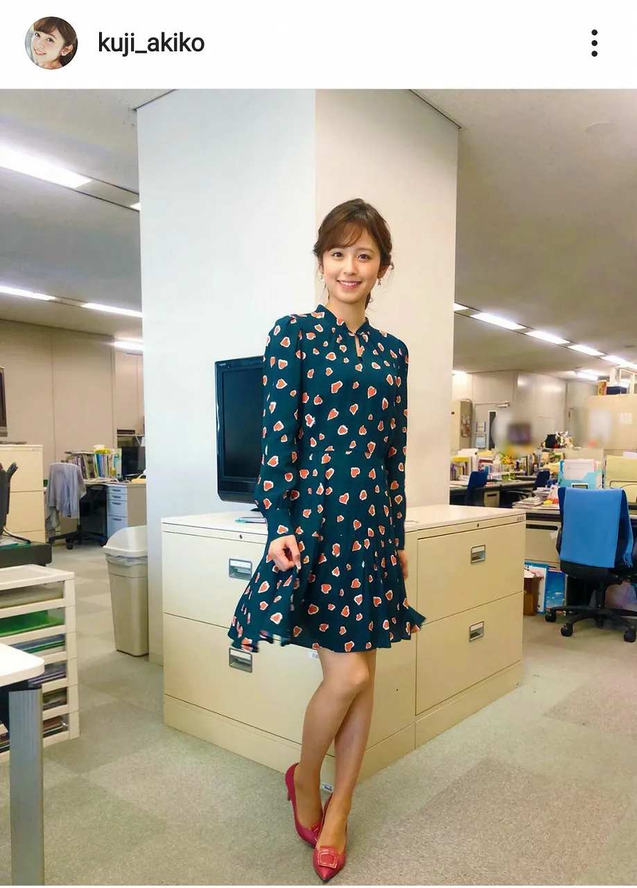 【写真を見る】久慈暁子アナ、足元まで美しい…短め丈のワンピース姿を公開