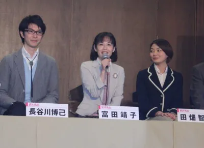 （写真中央）家庭科担当の足子先生を演じる富田靖子
