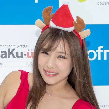 グラドル夏本あさみ、クリスマスの装い「リボンを付けてきました」