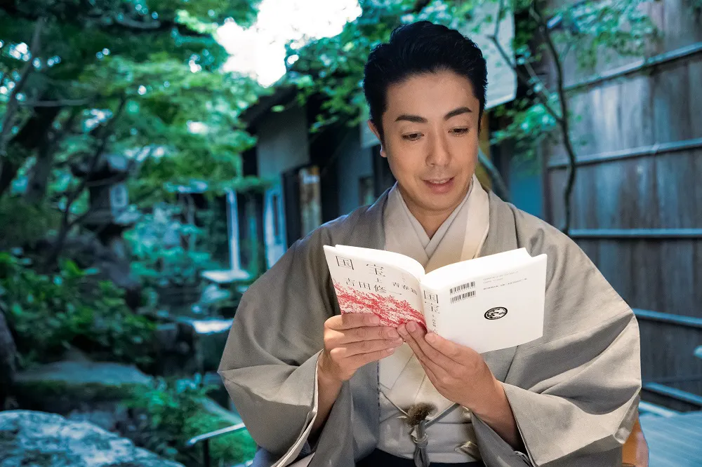 【写真を見る】「国宝」で描かれる歌舞伎の世界を忠実に表現する尾上菊之助