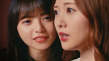 齋藤飛鳥、白石麻衣に“超絶至近距離”でささやき声を披露…秋元真夏も「堂々とみんなに近寄れた！」