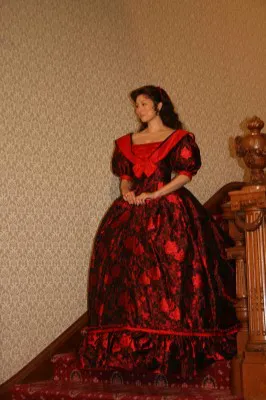 【写真】主人公スカーレット・オハラを演じる米倉は、鮮やかな赤いドレス姿で登場