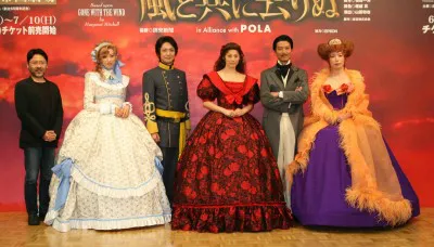 演出の山田和也（写真左）と、出演者たち。およそ半世紀ぶりに、帝国劇場で同作が上演される