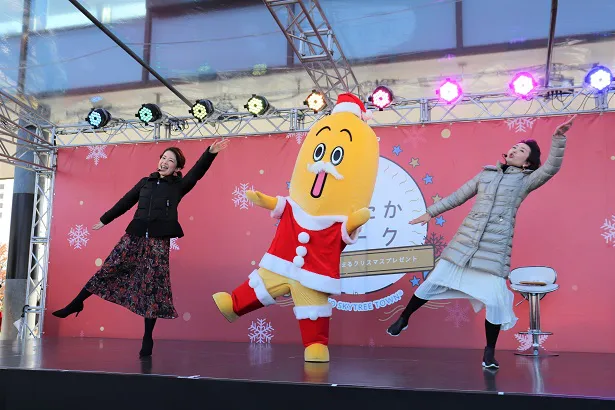 【写真を見る】松丸アナと狩野アナは、テレビ東京のキャラクター・ナナナと一緒にダンシング！