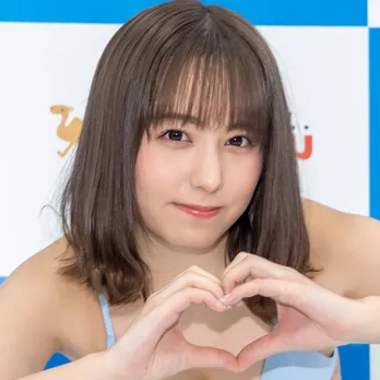 グラドル前田美里、“日向坂カラー”の衣装でアピール「“推し”を全面に」