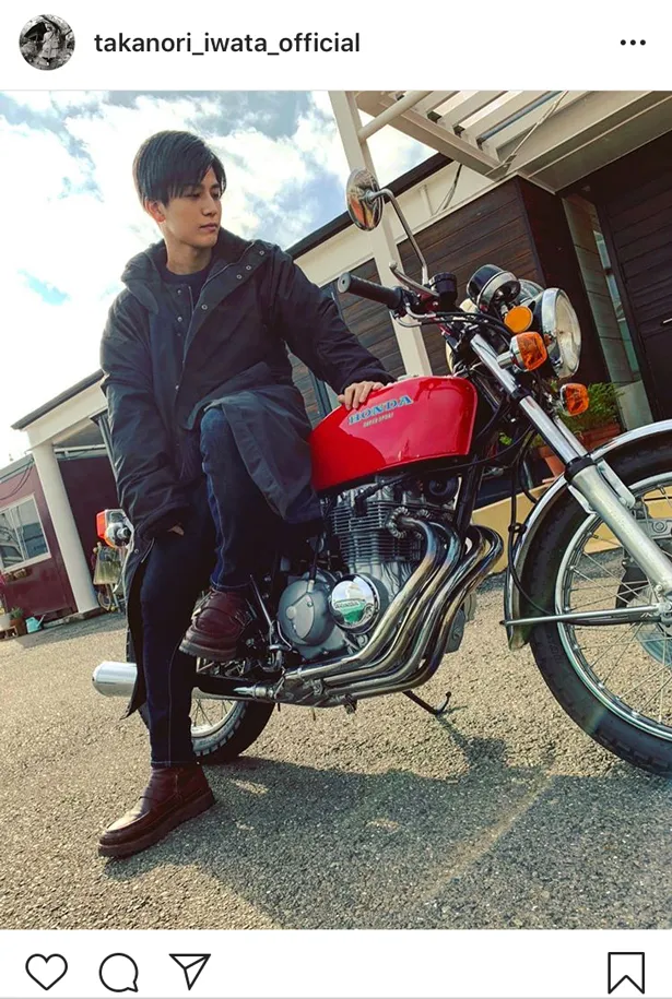 【写真を見る】バイクに腰掛け優しい表情を見せる岩田剛典