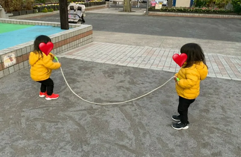【写真を見る】“縄跳びデビュー”した2歳の双子の愛娘たち