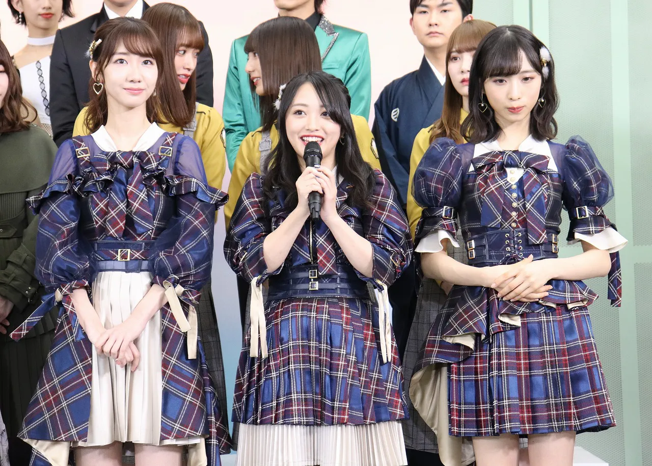 2019年4月からAKB48グループの総監督を務める向井地美音(中央)