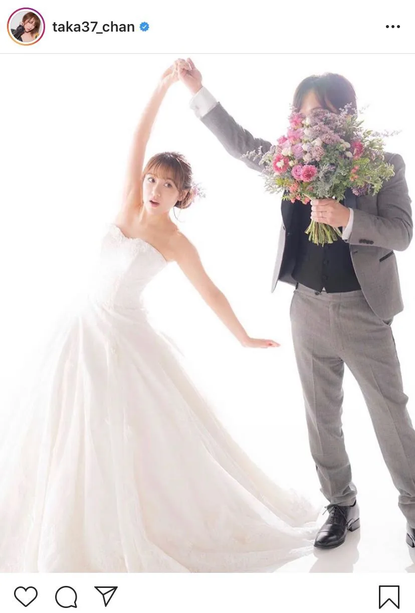 【写真を見る】結婚報告時にインスタで公開したウエディングドレス姿＆夫とのツーショット