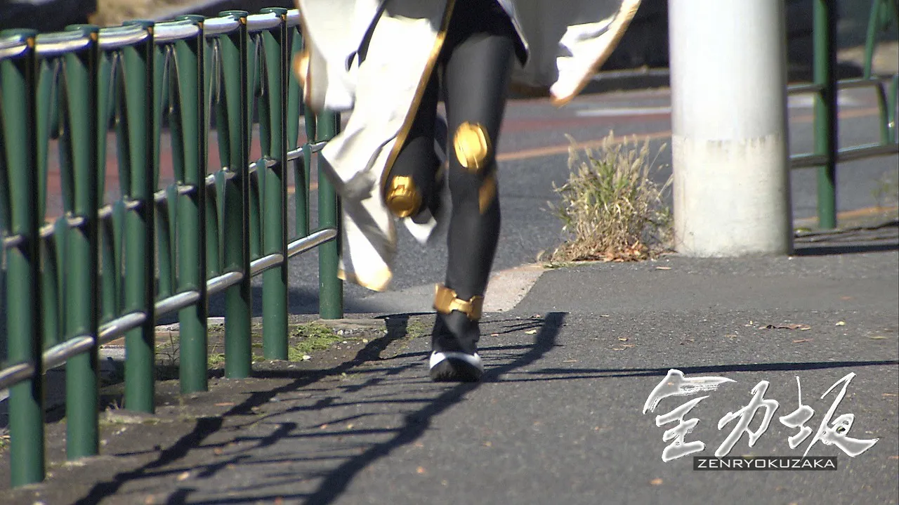 【写真を見る】仮面ライダーツクヨミが東京・練馬区の坂を全力疾走