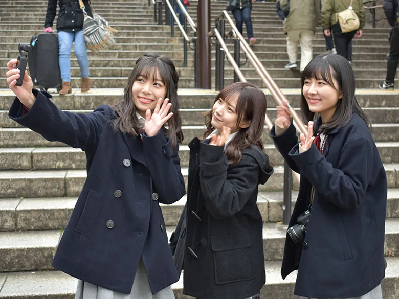 【写真を見る】上野の街を散策した井上玲音、稲場愛香、小片リサの3人