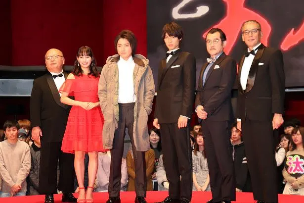 映画「カイジ ファイナルゲーム」のイベントを行った佐藤東弥監督、関水渚、藤原竜也、福士蒼汰、吉田鋼太郎、原作者の福本伸行(左から)