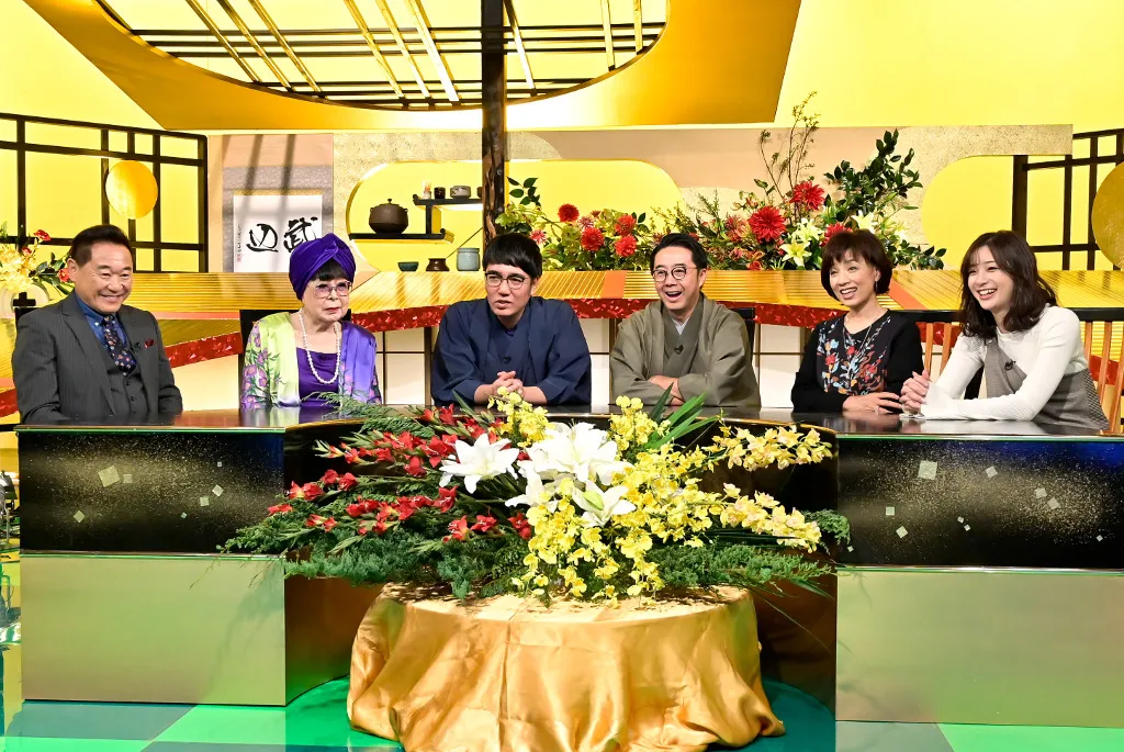 【写真を見る】スタジオで、圧倒的な存在感を見せる桂由美(左から2番目)