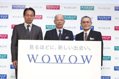 記者会見に登壇した、株式会社WOWOW代表取締役社長の和崎信哉氏（写真中央）、ゲストの岡田武史氏（同左）、石橋冠氏（同右）