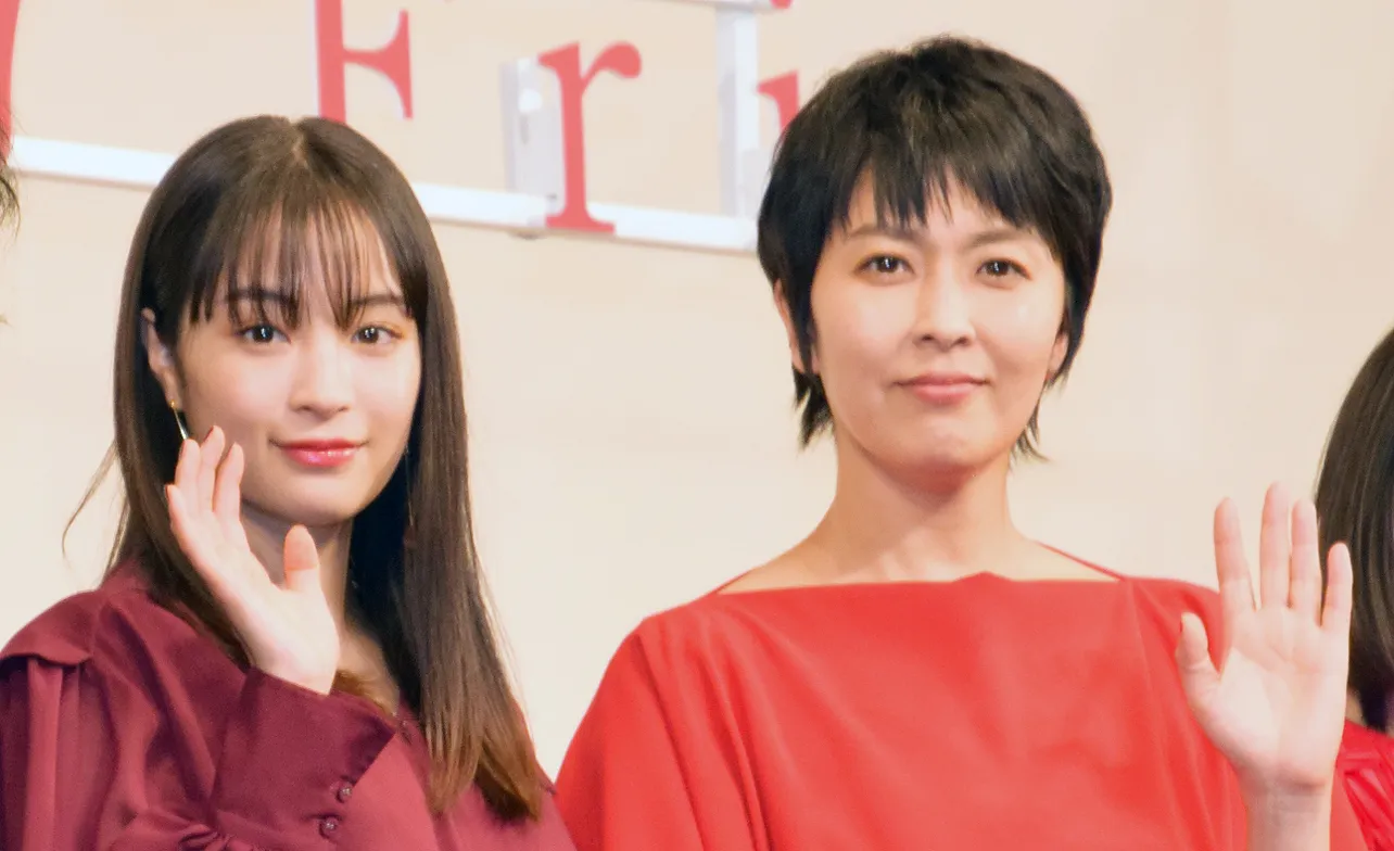 映画「ラストレター」のイベントに登場した広瀬すず、松たか子(写真左から)