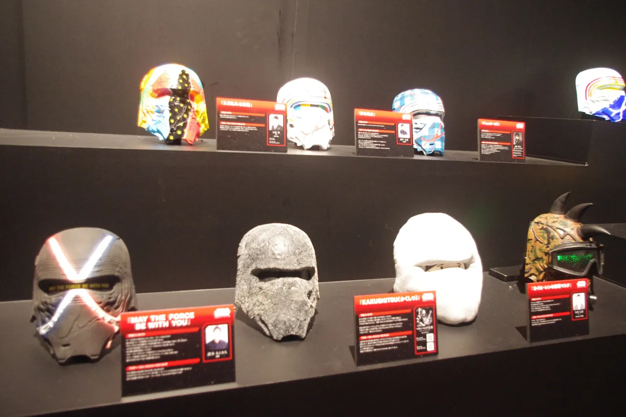 芸能人たちがカイロ・レンのマスクにアートを施した作品も展示