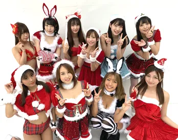 橋本梨菜、犬童美乃梨、葉月あやらR・I・P GIRLSがキュートなサンタに