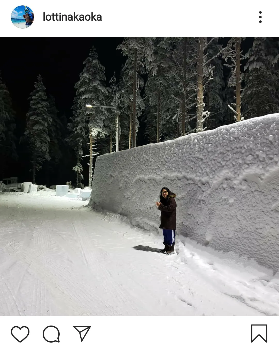 【写真を見る】ロッチ中岡が小さく見えるほど高い雪の壁が！(ほか、コスプレ？SHOTなど)