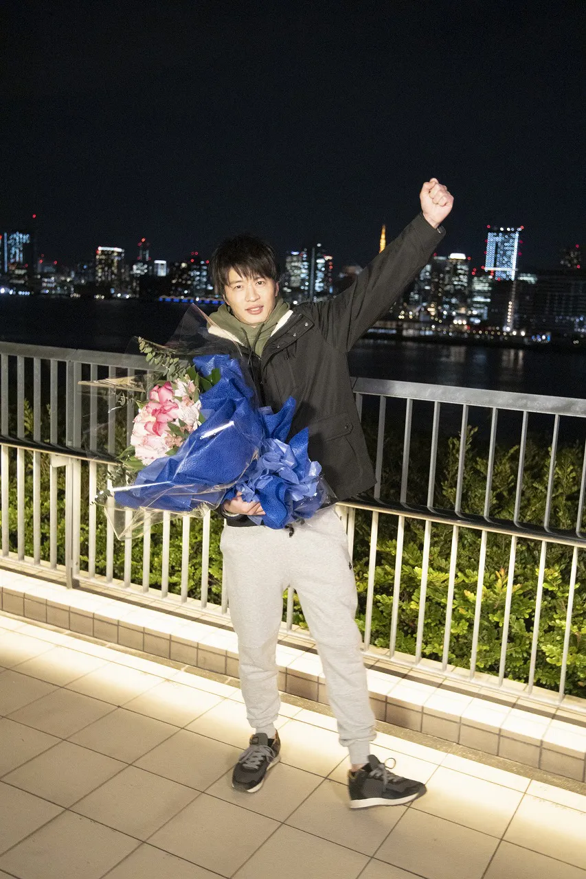 田中圭が花束を片手にガッツポーズ！