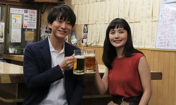 【写真を見る】中村ゆりと浅香航大がビールジョッキを持って乾杯！