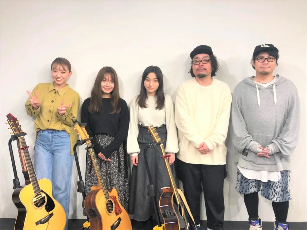 3人に楽曲制作を叩き込んだNOBEと村カワ基成(写真右より)